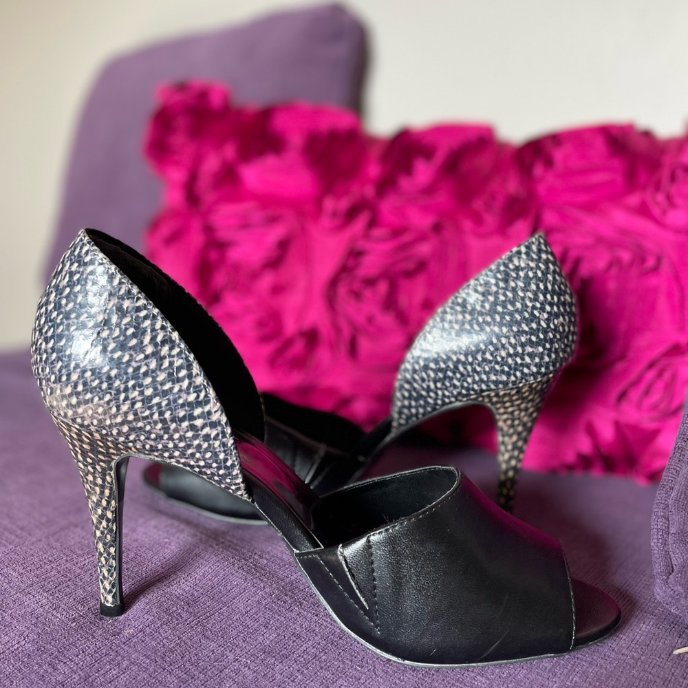 Nine West 4” black open toe pump with two tone print heal size 8